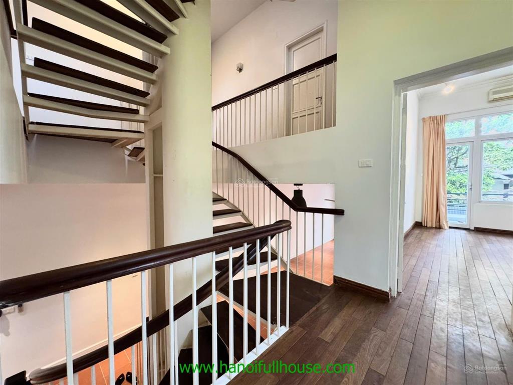 Biệt thự 300m2, xe hơi vào 4 phòng ngủ rộng rãi, sân vườn tuyệt đẹp tại tây hồ cho thuê
