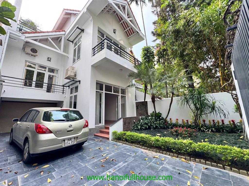 Biệt thự 300m2, xe hơi vào 4 phòng ngủ rộng rãi, sân vườn tuyệt đẹp tại tây hồ cho thuê