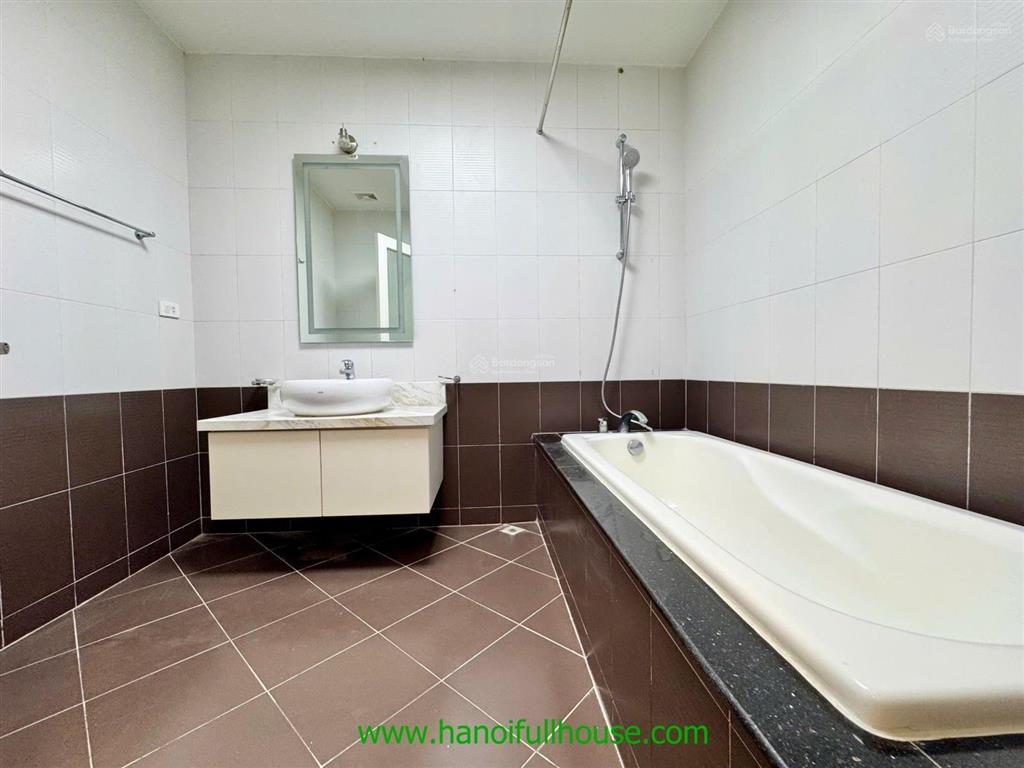 Biệt thự 300m2, xe hơi vào 4 phòng ngủ rộng rãi, sân vườn tuyệt đẹp tại tây hồ cho thuê
