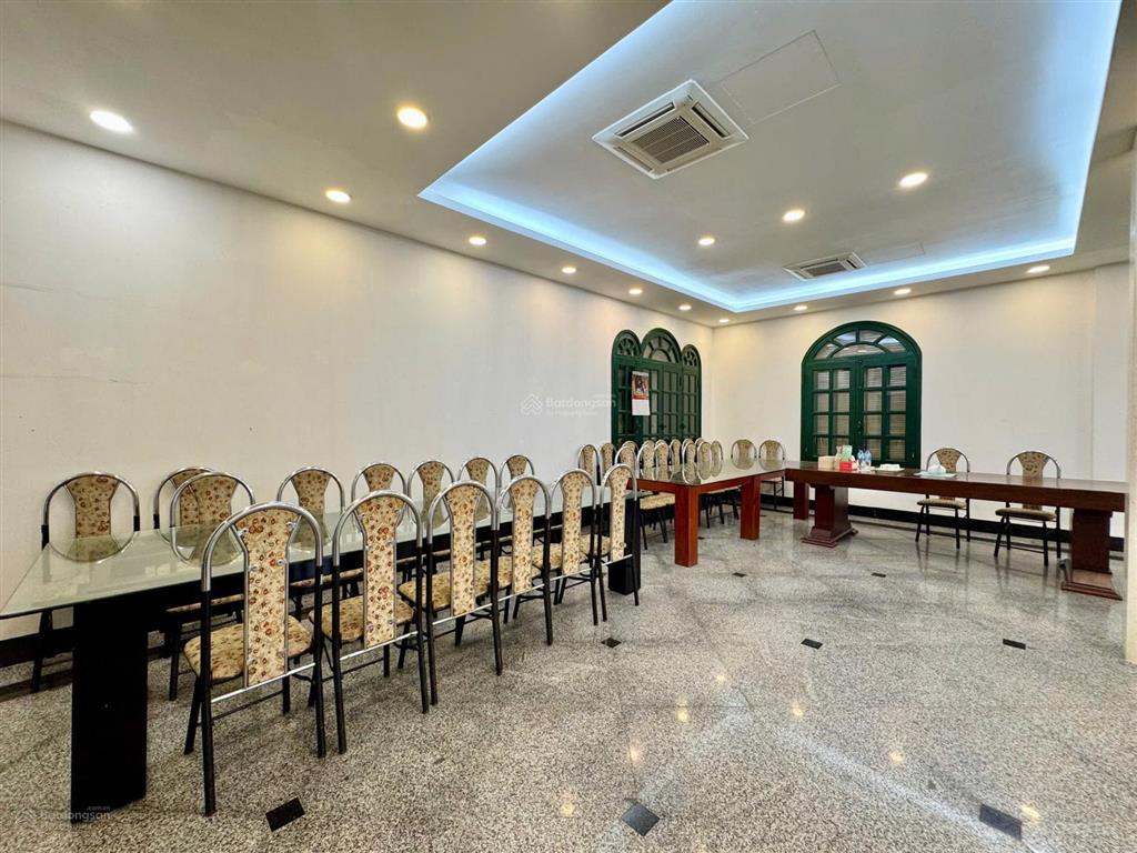 Biệt thự rộng, 6 phòng ngủ, thang máy, gara ở tây hồ cho thuê