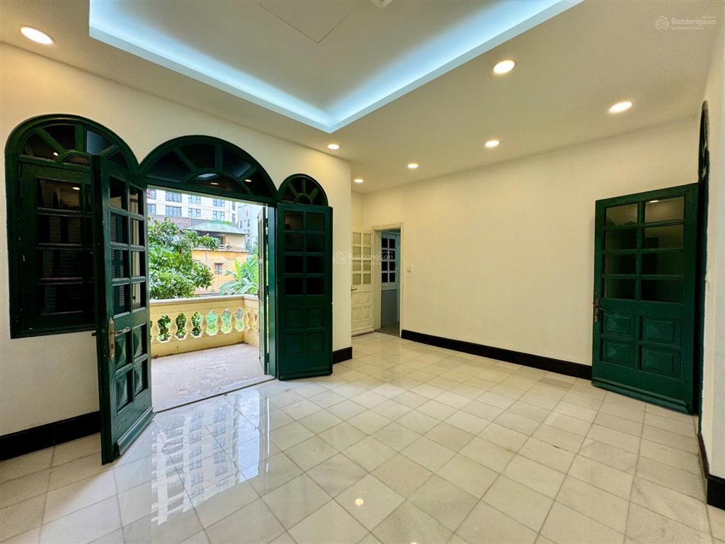 Biệt thự rộng, 6 phòng ngủ, thang máy, gara ở tây hồ cho thuê