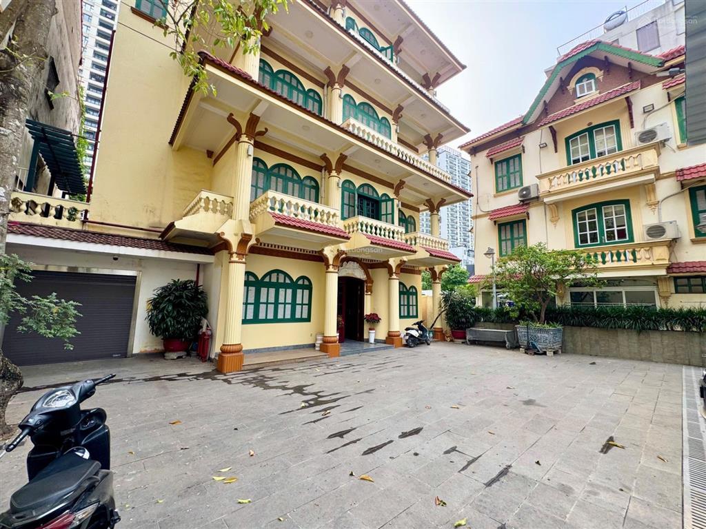 Biệt thự rộng, 6 phòng ngủ, thang máy, gara ở tây hồ cho thuê