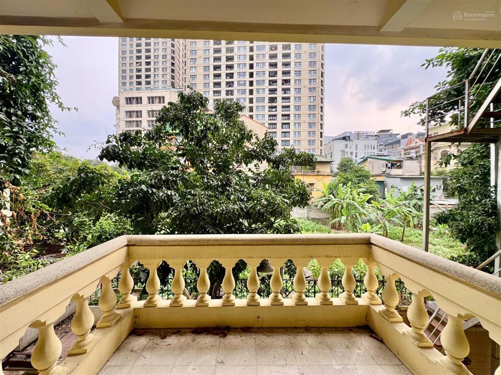 Biệt thự rộng, 6 phòng ngủ, thang máy, gara ở tây hồ cho thuê
