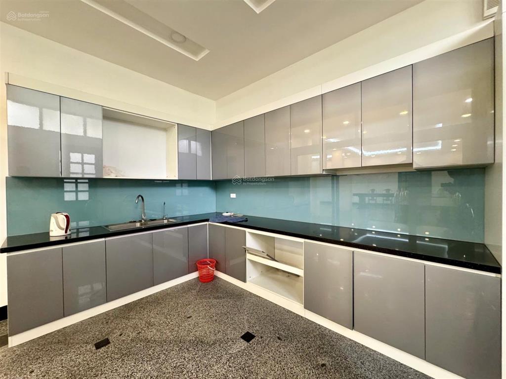Biệt thự rộng, 6 phòng ngủ, thang máy, gara ở tây hồ cho thuê