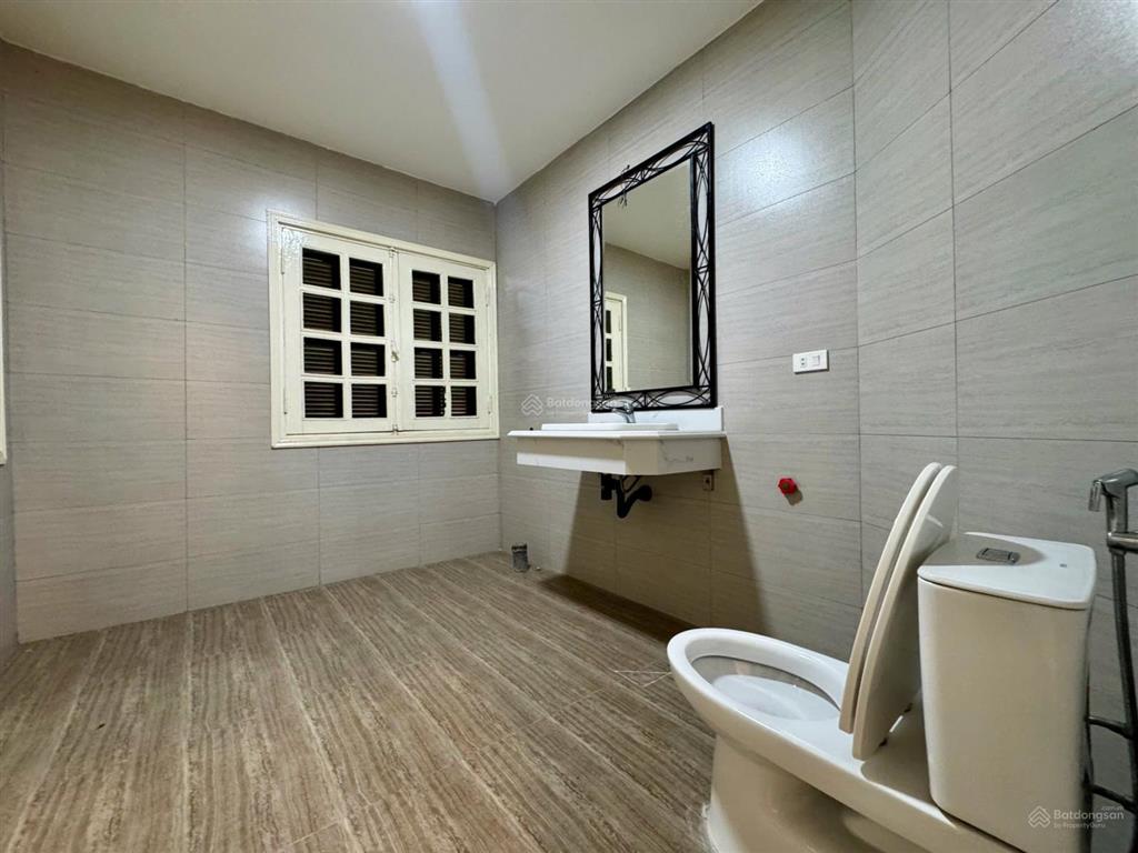 Biệt thự rộng, 6 phòng ngủ, thang máy, gara ở tây hồ cho thuê