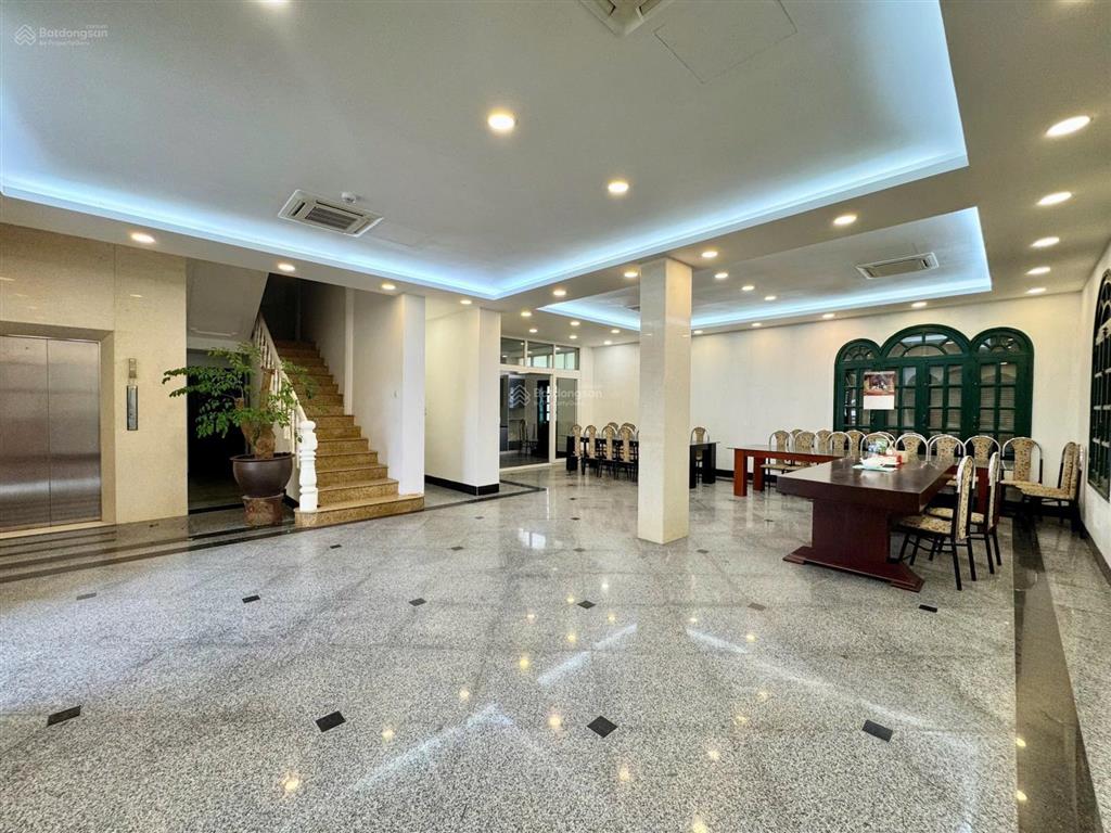 Biệt thự rộng, 6 phòng ngủ, thang máy, gara ở tây hồ cho thuê