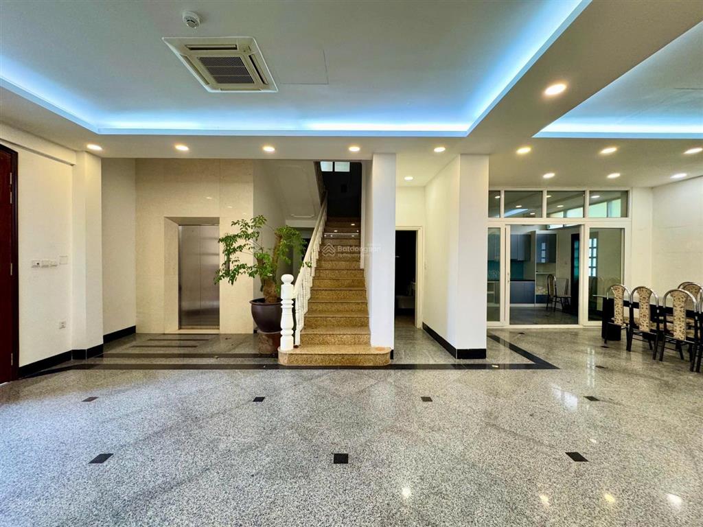 Biệt thự rộng, 6 phòng ngủ, thang máy, gara ở tây hồ cho thuê