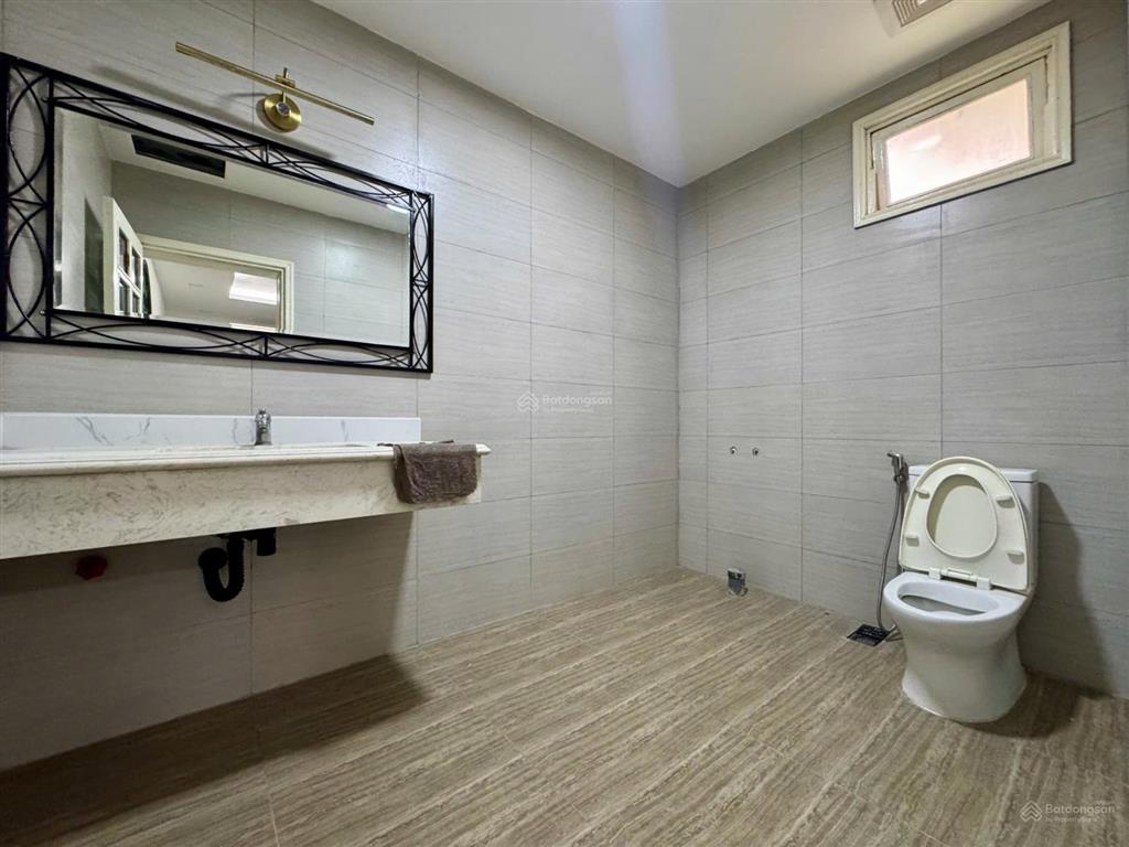 Biệt thự rộng, 6 phòng ngủ, thang máy, gara ở tây hồ cho thuê