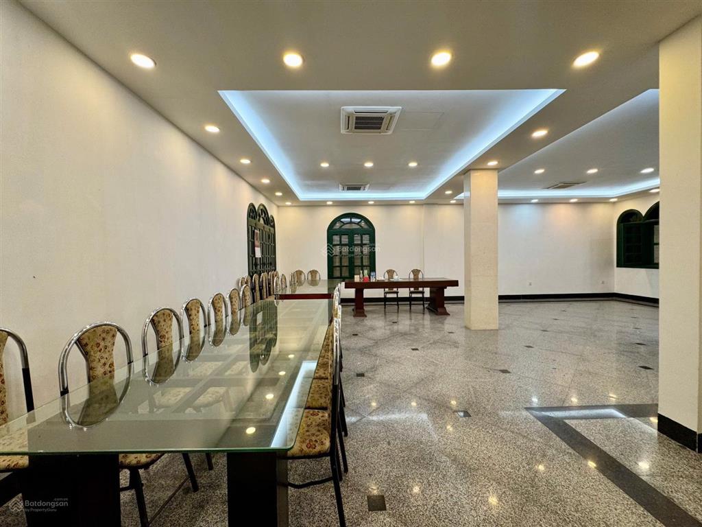 Biệt thự rộng, 6 phòng ngủ, thang máy, gara ở tây hồ cho thuê