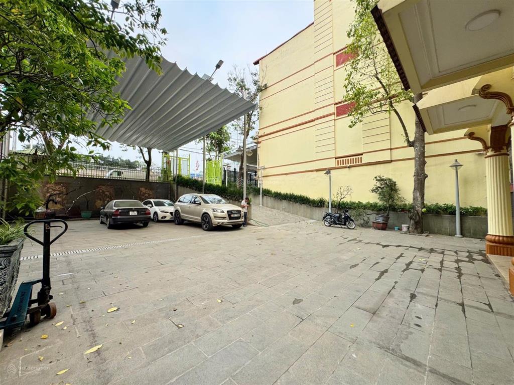 Biệt thự rộng, 6 phòng ngủ, thang máy, gara ở tây hồ cho thuê