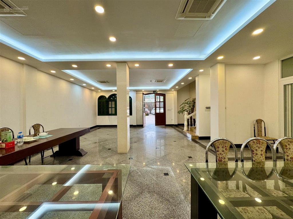 Biệt thự rộng, 6 phòng ngủ, thang máy, gara ở tây hồ cho thuê