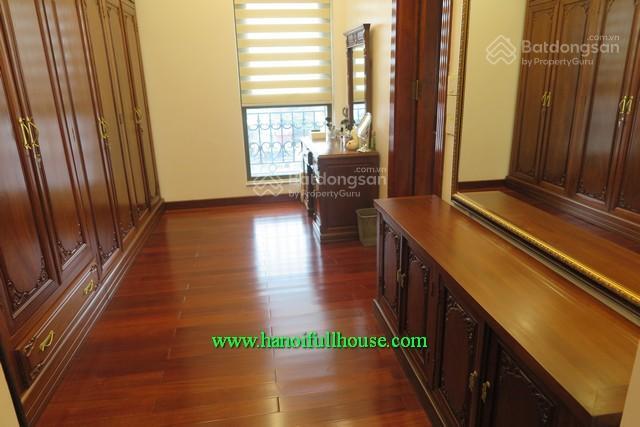 Cho thuê căn hộ cao cấp, 300m2, nội thất thiết kế theo phong cách hoàng gia ở hoàn kiếm
