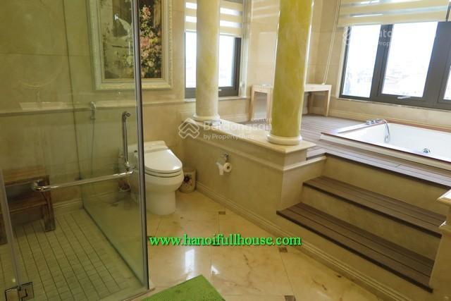 Cho thuê căn hộ cao cấp, 300m2, nội thất thiết kế theo phong cách hoàng gia ở hoàn kiếm