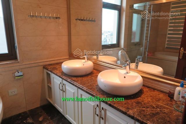 Cho thuê căn hộ cao cấp, 300m2, nội thất thiết kế theo phong cách hoàng gia ở hoàn kiếm