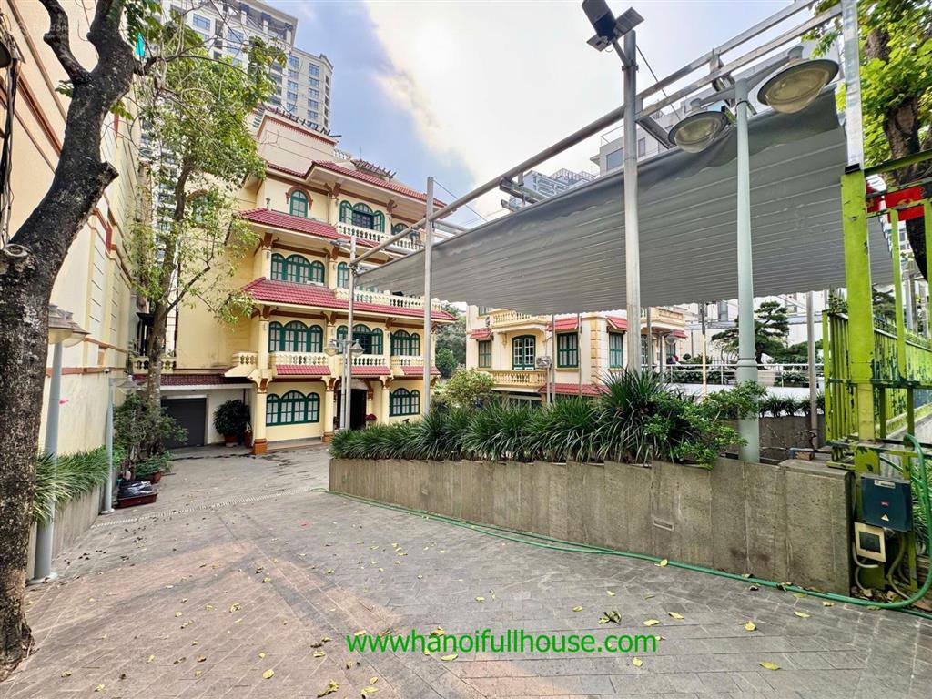 Biệt thự rộng, 6 phòng ngủ, thang máy, gara ở tây hồ cho thuê tiện ở, cty, kinh doanh