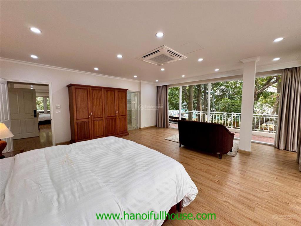 Biệt thự siêu to, sân vườn rộng, 4 phòng ngủ ở tây hồ cho thuê. rộng tới 700m2, xe cộ thoải mái.