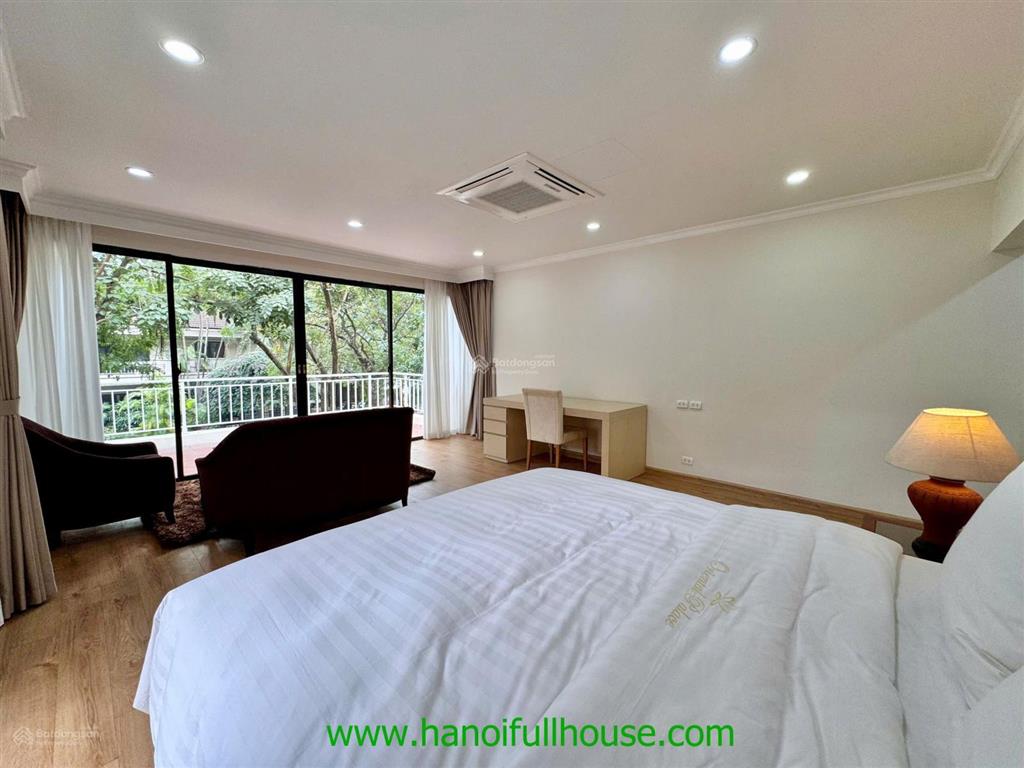 Biệt thự siêu to, sân vườn rộng, 4 phòng ngủ ở tây hồ cho thuê. rộng tới 700m2, xe cộ thoải mái.