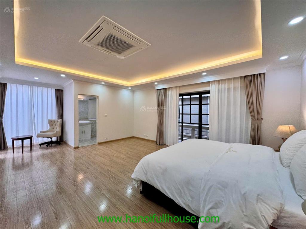 Biệt thự siêu to, sân vườn rộng, 4 phòng ngủ ở tây hồ cho thuê. rộng tới 700m2, xe cộ thoải mái.