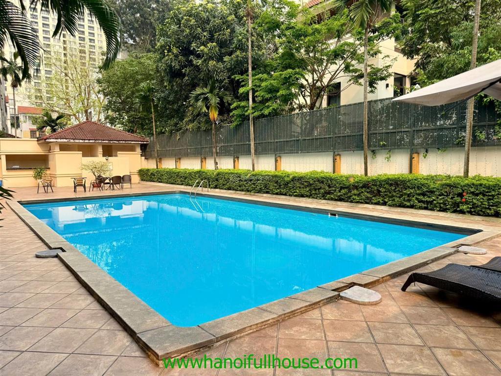 Biệt thự siêu to, sân vườn rộng, 4 phòng ngủ ở tây hồ cho thuê. rộng tới 700m2, xe cộ thoải mái.