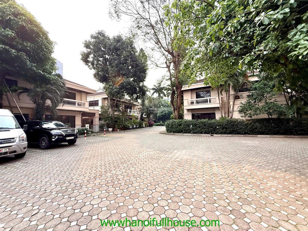 Biệt thự siêu to, sân vườn rộng, 4 phòng ngủ ở tây hồ cho thuê. rộng tới 700m2, xe cộ thoải mái.