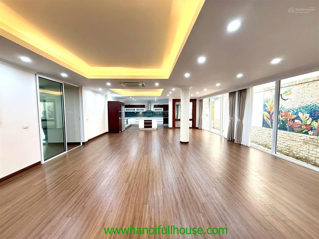 Biệt thự siêu to, sân vườn rộng, 4 phòng ngủ ở tây hồ cho thuê. rộng tới 700m2, xe cộ thoải mái.