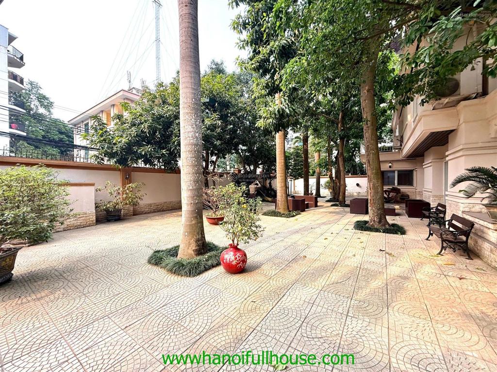 Biệt thự siêu to, sân vườn rộng, 4 phòng ngủ ở tây hồ cho thuê. rộng tới 700m2, xe cộ thoải mái.