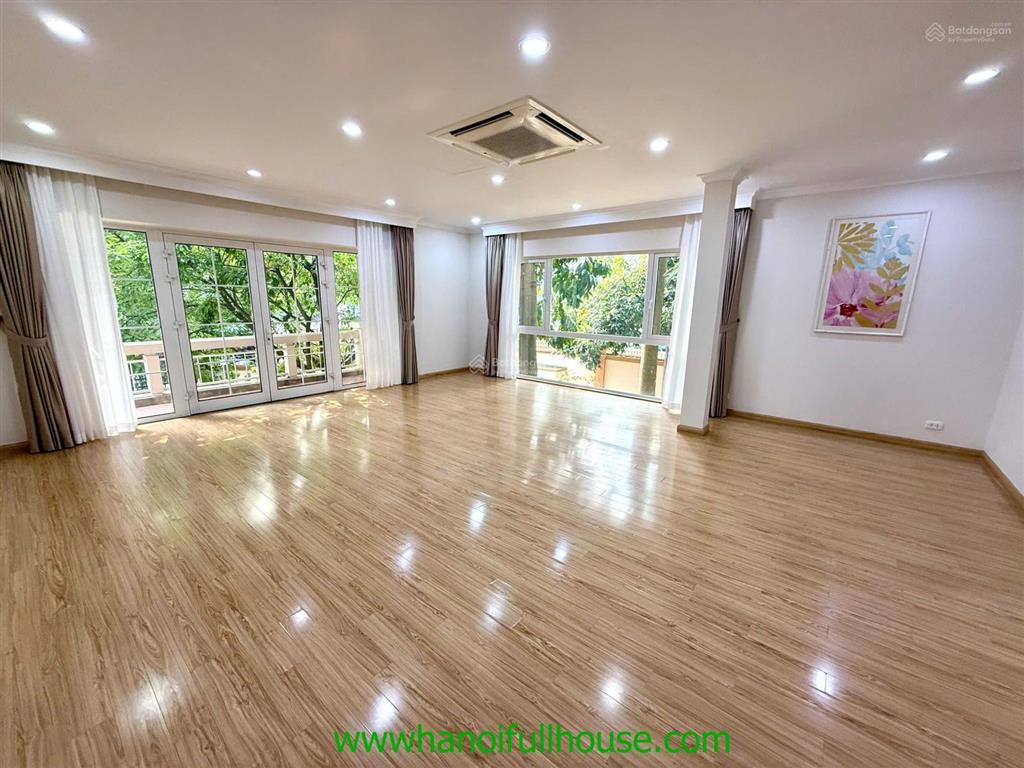Biệt thự siêu to, sân vườn rộng, 4 phòng ngủ ở tây hồ cho thuê. rộng tới 700m2, xe cộ thoải mái.