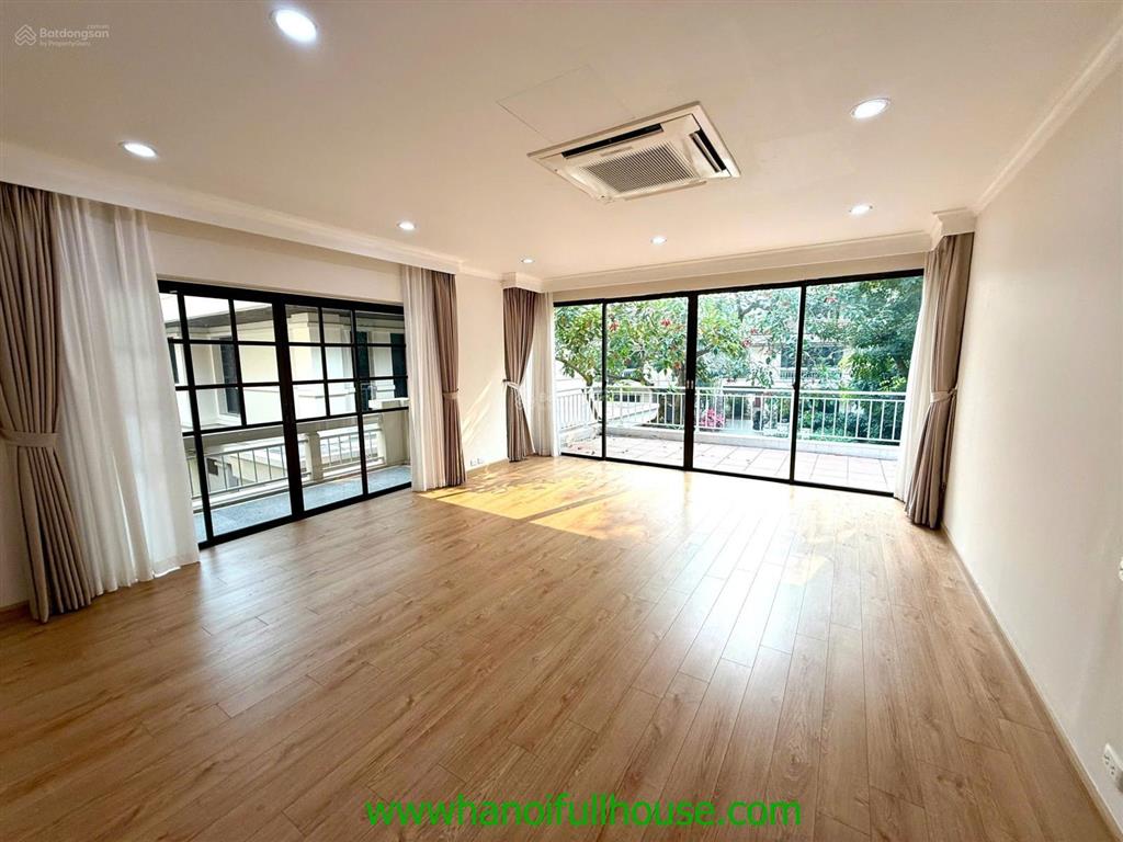Biệt thự siêu to, sân vườn rộng, 4 phòng ngủ ở tây hồ cho thuê. rộng tới 700m2, xe cộ thoải mái.