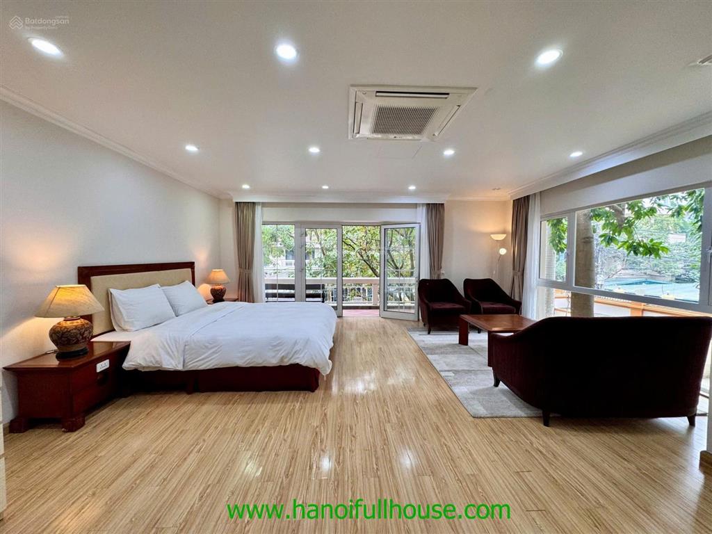 Biệt thự siêu to, sân vườn rộng, 4 phòng ngủ ở tây hồ cho thuê. rộng tới 700m2, xe cộ thoải mái.