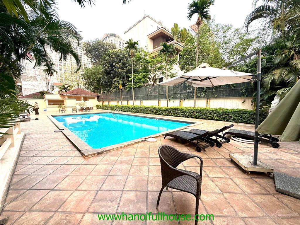 Biệt thự siêu to, sân vườn rộng, 4 phòng ngủ ở tây hồ cho thuê. rộng tới 700m2, xe cộ thoải mái.