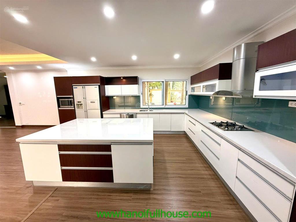 Biệt thự siêu to, sân vườn rộng, 4 phòng ngủ ở tây hồ cho thuê. rộng tới 700m2, xe cộ thoải mái.