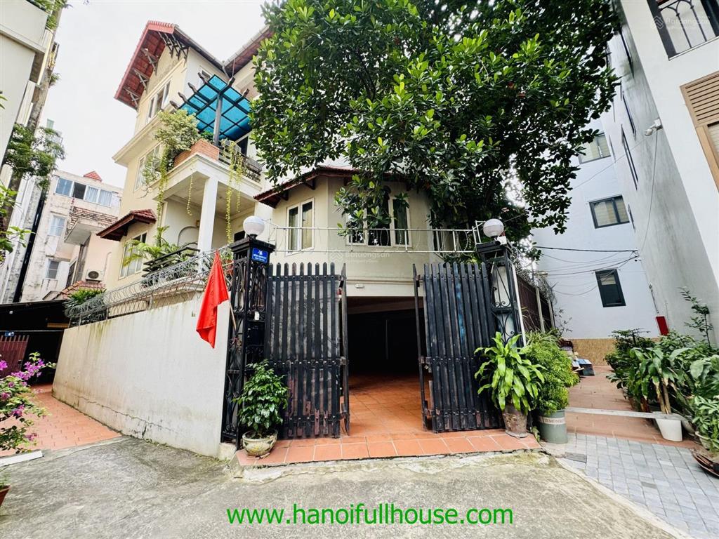 Biệt thự sân vườn, bể bơi ở tây hồ cho thuê ngay cạnh mặt hồ tây cách vài bước chân