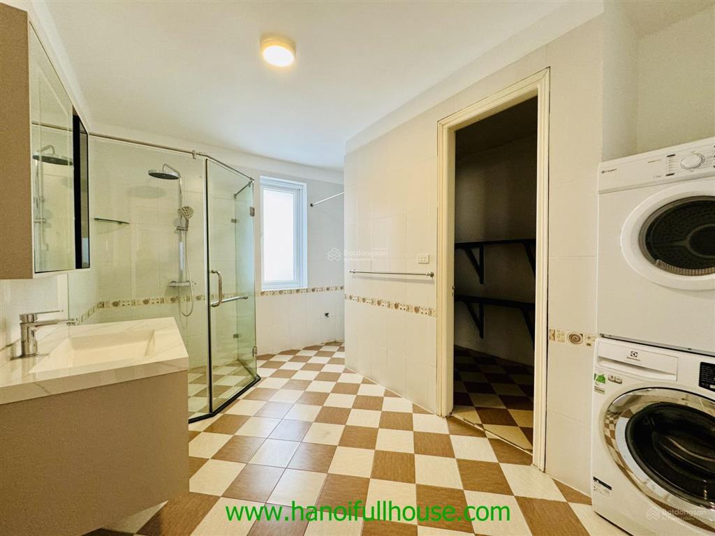 Biệt thự sân vườn, bể bơi ở tây hồ cho thuê ngay cạnh mặt hồ tây cách vài bước chân