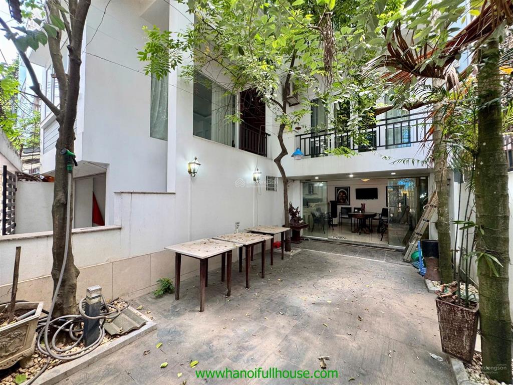 Ngôi nhà sân vườn, 4 phòng ngủ, đủ đồ ở tây hồ cho thuê giá rẻ!