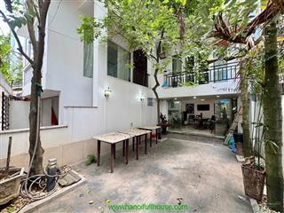 Ngôi nhà sân vườn, 4 phòng ngủ, đủ đồ ở tây hồ cho thuê giá rẻ!