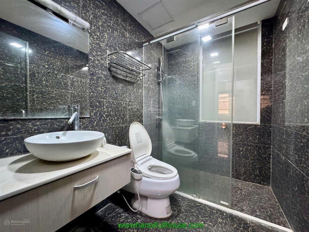 Ngôi nhà sân vườn, 4 phòng ngủ, đủ đồ ở tây hồ cho thuê giá rẻ!