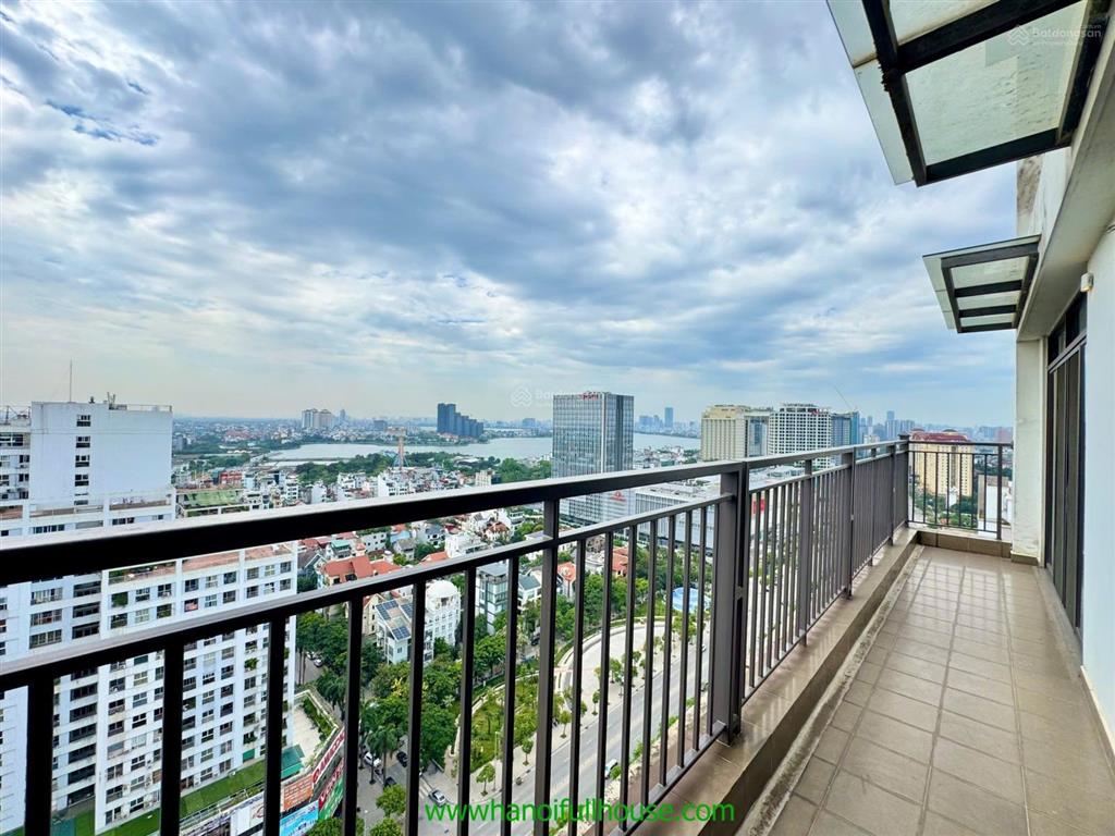 Căn hộ sang trọng, 5 phòng ngủ ở toà udic tây hồ cho thuê rộng 300m2, duplex view hồ tây