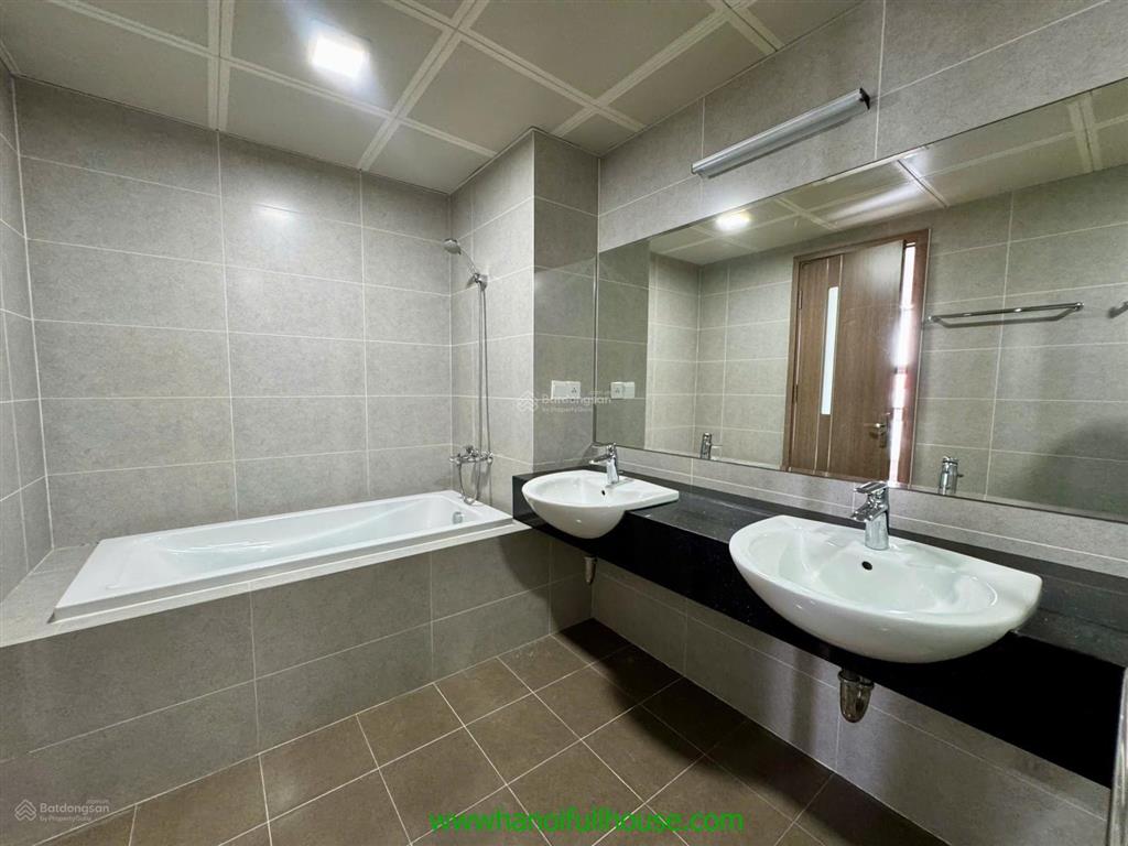 Căn hộ sang trọng, 5 phòng ngủ ở toà udic tây hồ cho thuê rộng 300m2, duplex view hồ tây