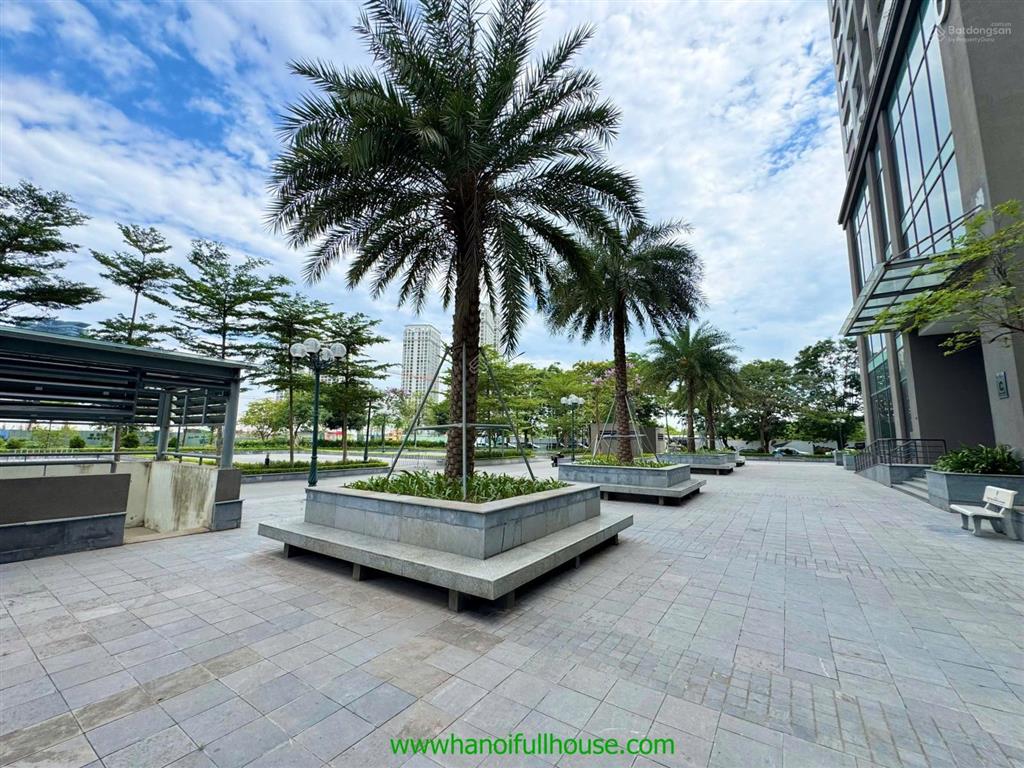 Căn hộ sang trọng, 5 phòng ngủ ở toà udic tây hồ cho thuê rộng 300m2, duplex view hồ tây