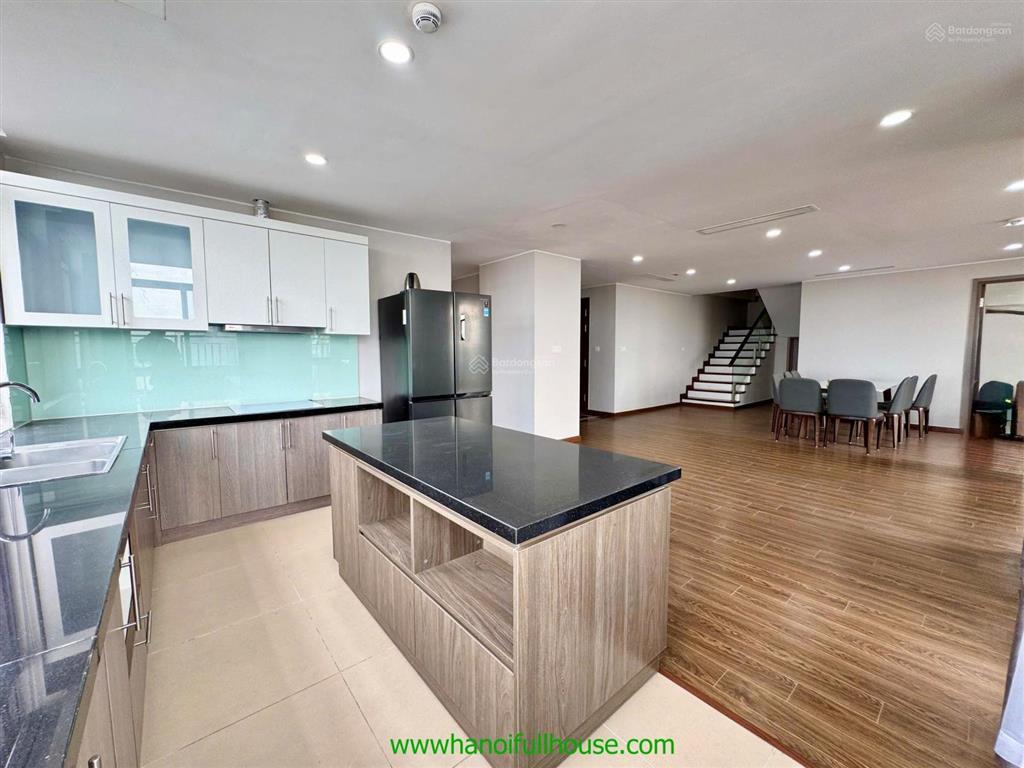 Căn hộ sang trọng, 5 phòng ngủ ở toà udic tây hồ cho thuê rộng 300m2, duplex view hồ tây