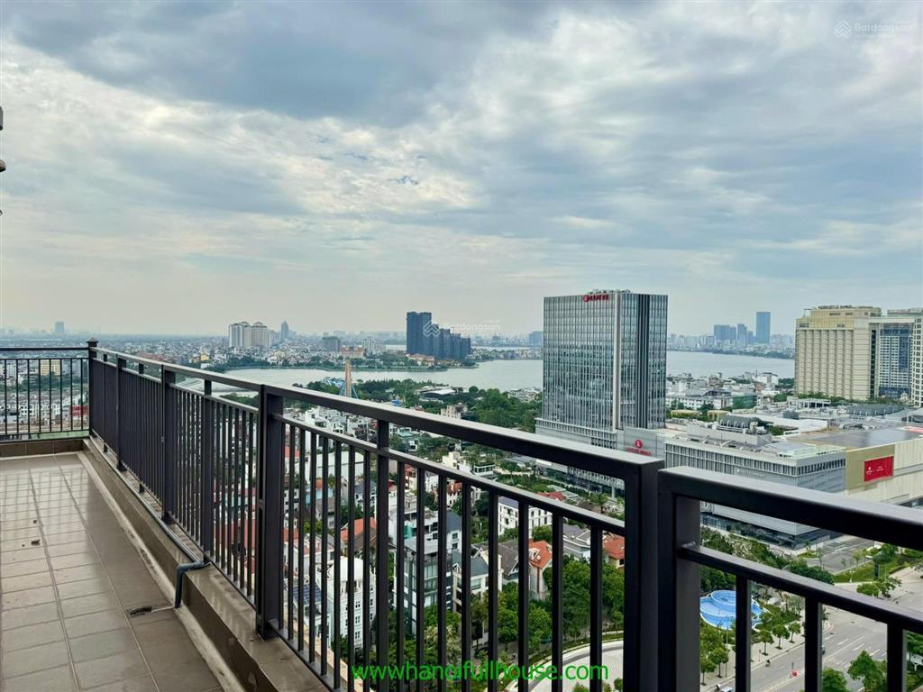 Căn hộ sang trọng, 5 phòng ngủ ở toà udic tây hồ cho thuê rộng 300m2, duplex view hồ tây