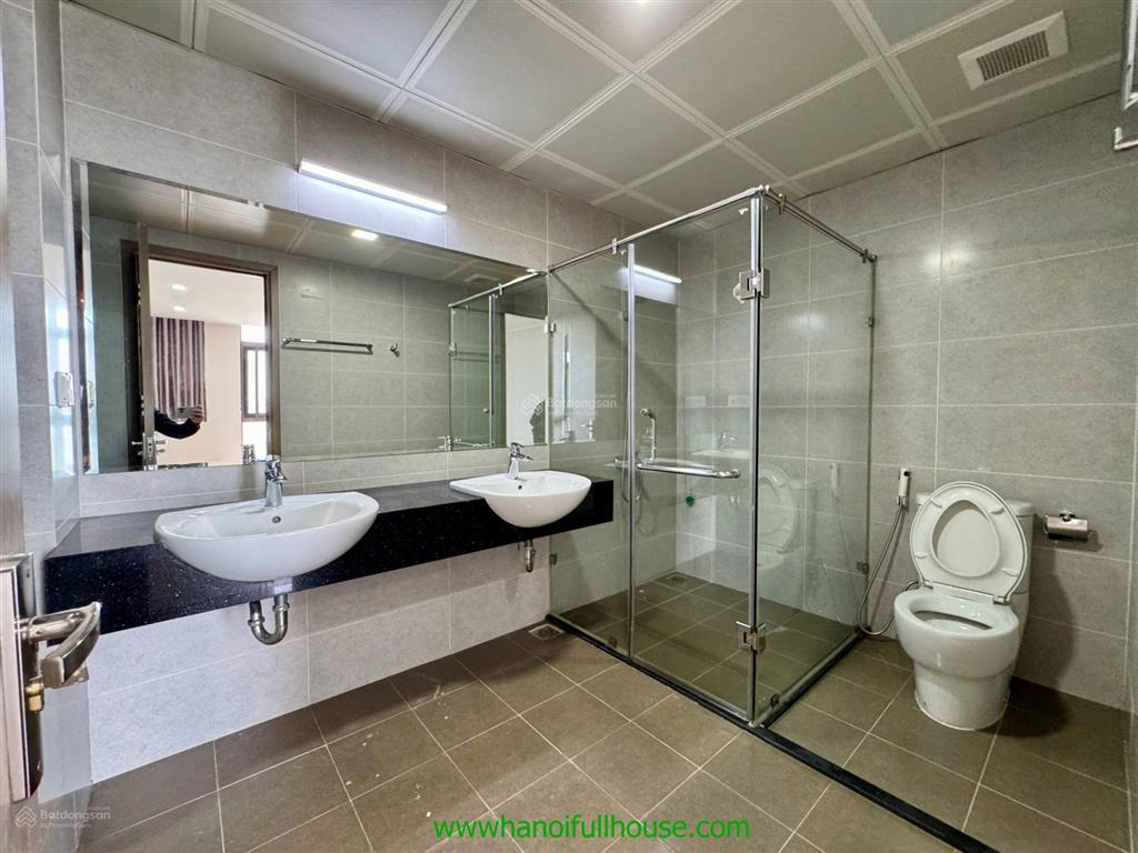 Căn hộ sang trọng, 5 phòng ngủ ở toà udic tây hồ cho thuê rộng 300m2, duplex view hồ tây
