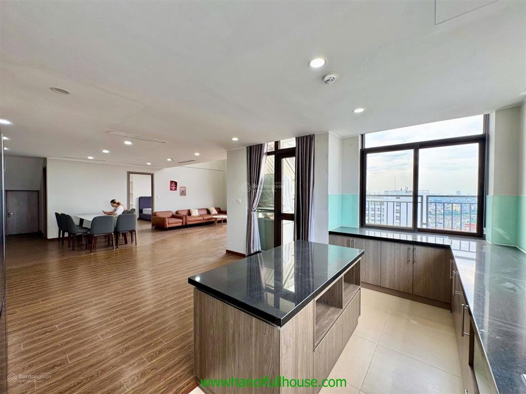 Căn hộ sang trọng, 5 phòng ngủ ở toà udic tây hồ cho thuê rộng 300m2, duplex view hồ tây