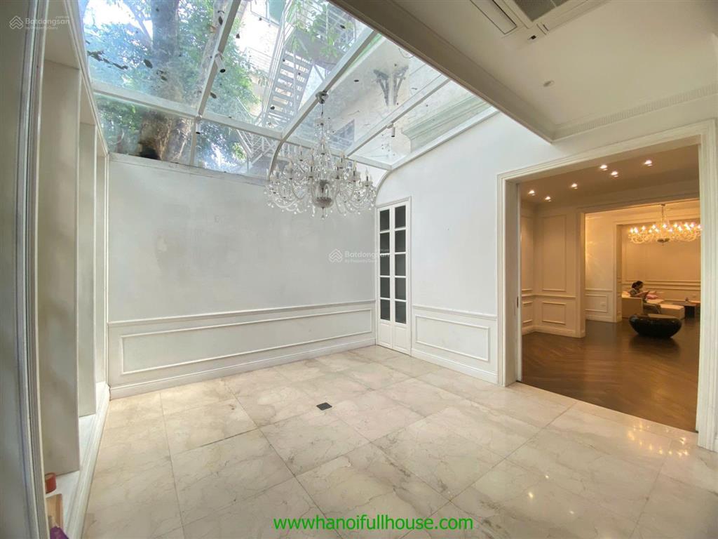 Ngôi nhà 5 phòng ngủ, sân vườn, đủ đồ ở tây hồ cho thuê để ở, cty, shop vv