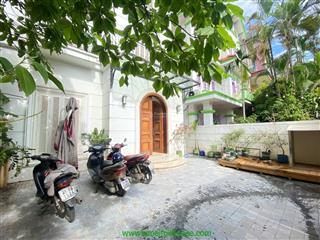 Ngôi nhà 5 phòng ngủ, sân vườn, đủ đồ ở tây hồ cho thuê để ở, cty, shop vv