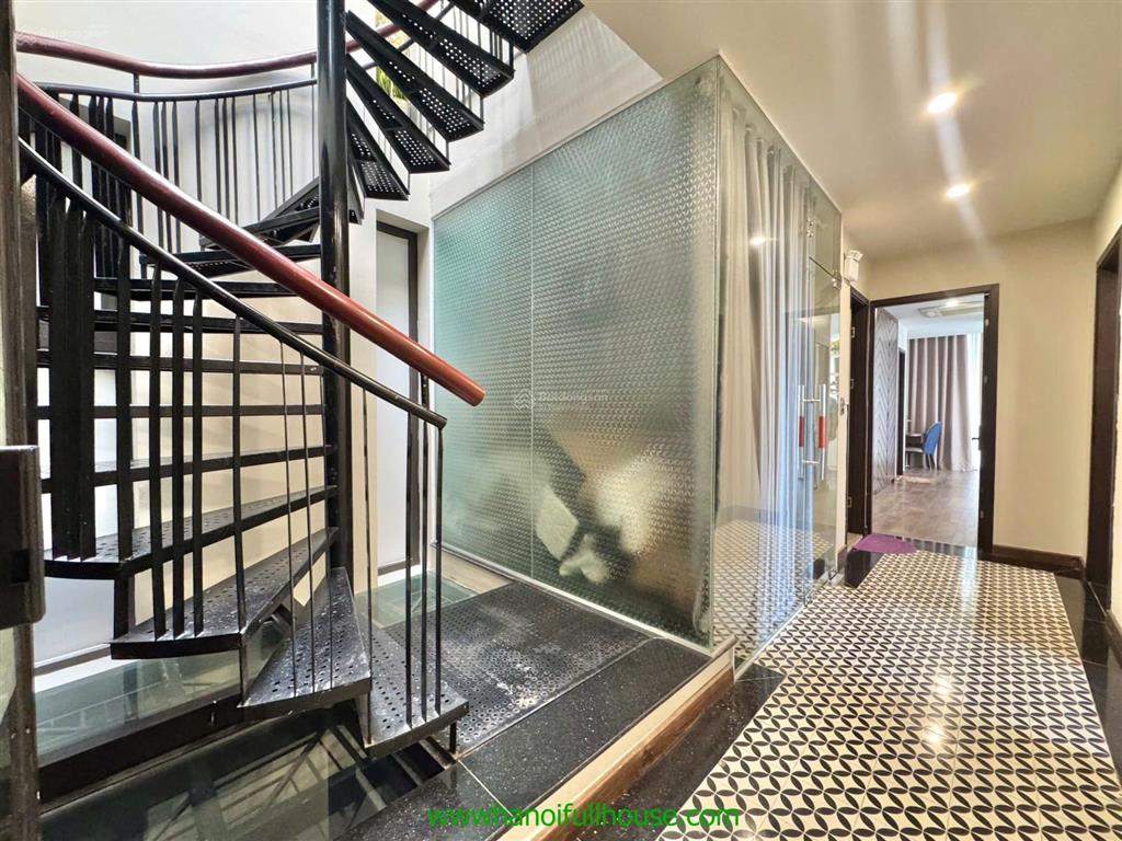 Cho thuê căn hộ duplex 3 phòng ngủ, ban công, view hồ tại đường quảng khánh
