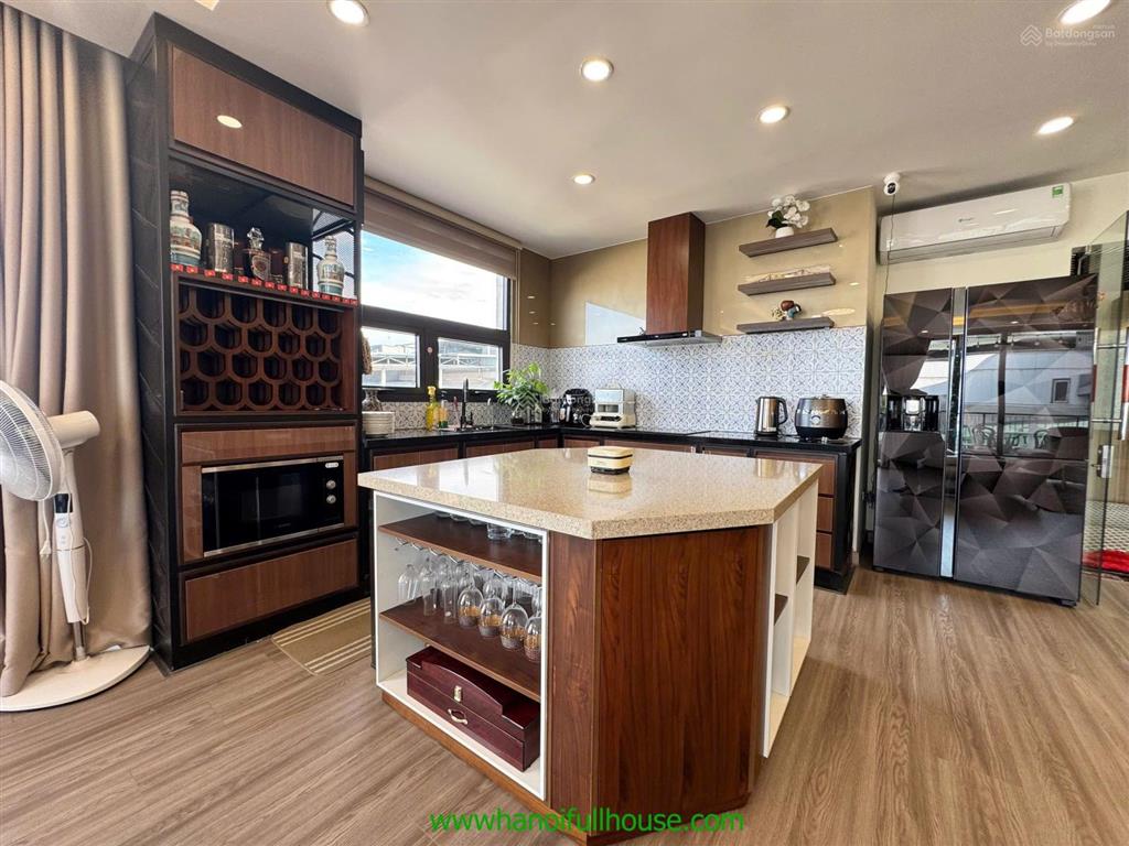 Cho thuê căn hộ duplex 3 phòng ngủ, ban công, view hồ tại đường quảng khánh