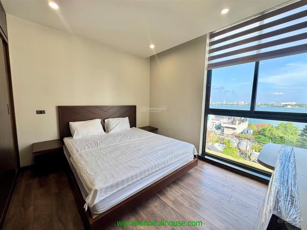 Cho thuê căn hộ duplex 3 phòng ngủ, ban công, view hồ tại đường quảng khánh