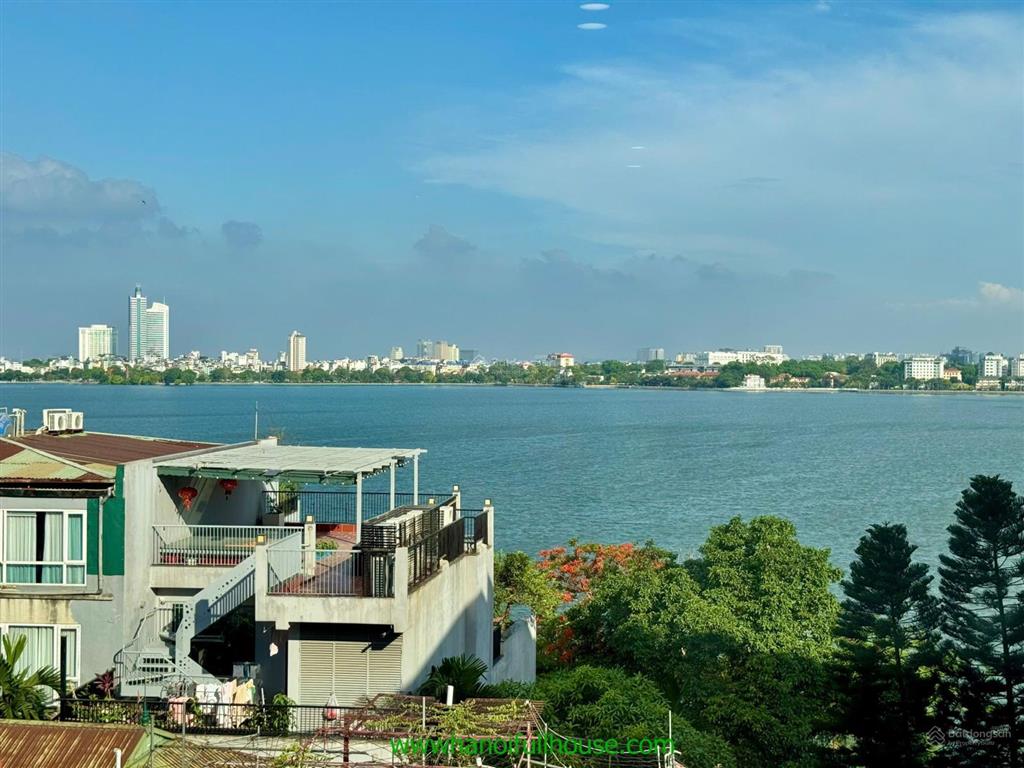 Cho thuê căn hộ duplex 3 phòng ngủ, ban công, view hồ tại đường quảng khánh