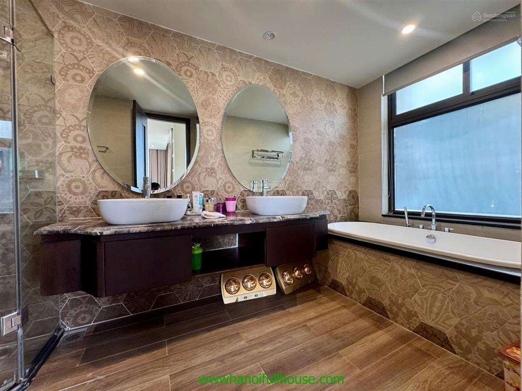 Cho thuê căn hộ duplex 3 phòng ngủ, ban công, view hồ tại đường quảng khánh